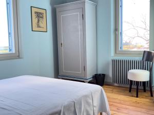 Casa RougnaAgriturismo Riva Mondina的卧室配有白色的床和窗户。