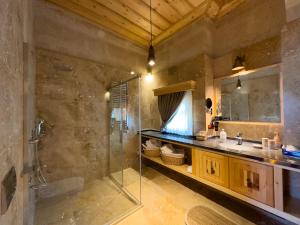 阿瓦诺斯Konak Ballıca - Deluxe Suite的带淋浴和盥洗盆的浴室