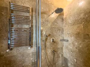 阿瓦诺斯Konak Ballıca - Deluxe Suite的浴室里设有玻璃门淋浴
