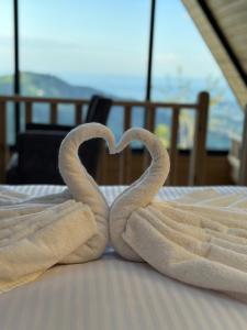 OfOf Çamlık bungalov的床上的两条心形毛巾