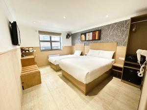 伦敦欧游者快捷酒店（大象&城堡）的酒店客房设有两张床和电视。