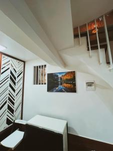 河内Cua Bac Modern Home in Central Hanoi的白色的房间,配有沙发和墙上的照片