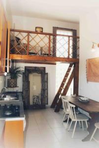 阿尔热祖尔Quintinha Boheme…的厨房配有高架床和桌椅