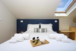 欧拉努波利斯ONAR OURANOUPOLIS的一间卧室配有一张白色大床和蓝色床头板