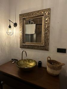 阿拉恰特Argente Alaçatı (Adult Only)的桌上的碗,带镜子和篮子