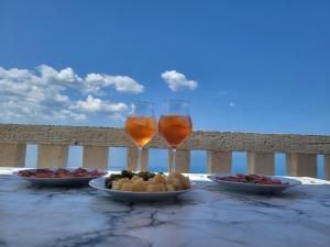 斯塔利格拉德-帕克利尼卡Apartment Andjela的一张桌子,上面放着一盘食物和两杯葡萄酒