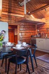 雷讷Authentic central located cabin close to Reinebringen Lofoten的厨房里设有1间带桌椅的用餐室