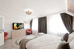 加拉茨VILA REYNA的一间卧室配有一张大床和电视