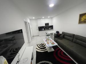 大格拉迪什泰Apartmani K&V的客厅配有沙发和桌子