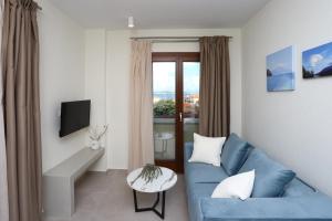 欧拉努波利斯ONAR OURANOUPOLIS的客厅设有蓝色的沙发和窗户。