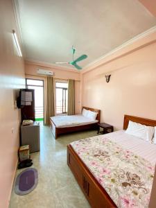 岑山Phương Thuỷ Hotel的一间卧室配有两张床和电视。