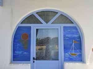 纳克索斯岛卡斯特拉基Villa Lena的一道门,上面有一面船的窗户