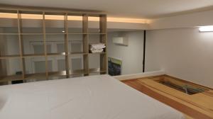 马德里Galileo apartment的一间卧室设有一张床和一个书架