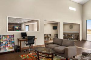盖恩斯维尔德州盖恩斯维尔速8酒店的客厅配有沙发和桌子