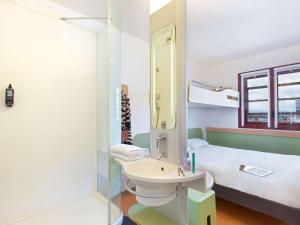 佩皮尼昂佩皮尼昂中心宜必思快捷酒店的一间带水槽和淋浴的浴室