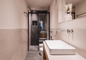 修希Max Green Wood Apartments的浴室配有卫生间、盥洗盆和淋浴。