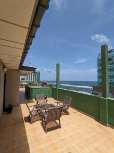 科伦坡帕尔米拉住宅酒店的一个带椅子的庭院,享有海滩美景