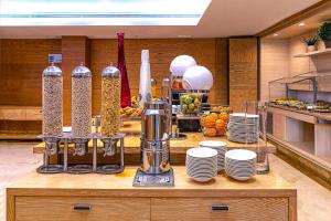 米哈斯Aparthotel Cordial Mijas Golf的自助餐,包括盘子和餐桌上的食品