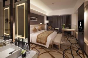 上海北上海大酒店的一间酒店客房 - 带一张床和一间浴室
