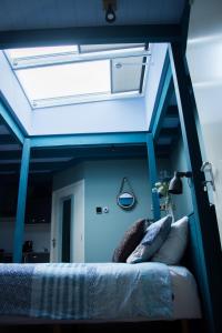 德文格洛B&B de Ster van Dwingeloo的蓝色天花板的房间里一张床位