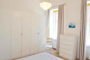 格蒙登Apartment am Traunsee的卧室配有白色橱柜和吊灯。