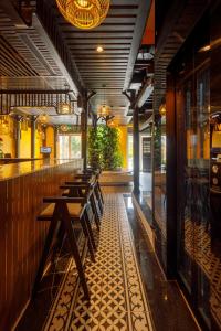 富国De Stefano Coffee and Hotel的一间位于客房中间的带木桌的餐厅