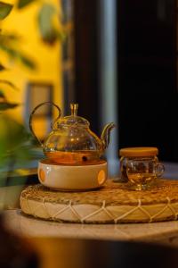 富国De Stefano Coffee and Hotel的茶壶和茶几上的杯