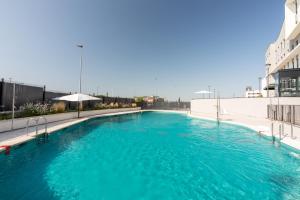 里瓦斯-巴西亚马德里德Be Casa - Rivas的建筑物屋顶上的游泳池