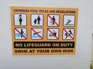 麻坡Yes Muar的墙上的标志,上面写着游泳池的规则和规定
