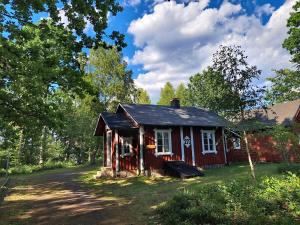 HästvedaHästveda Vandrarhem och Stugor的院子中间的一座红色小房子