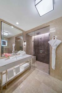 麦加麦加贾巴尔奥马尔地标酒店的一间带大水槽和淋浴的浴室
