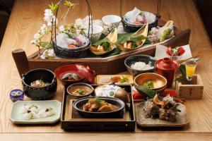 ŌdaRyokan Masuya的一张桌子上有很多种不同的食物