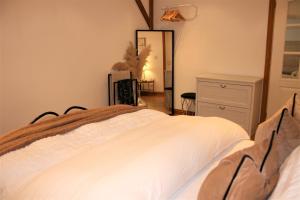 阿伯加文尼Oak Cottage - Near Abergavenny的卧室配有白色的床和镜子