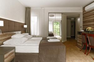 格但斯克Hotel Villa Eva的酒店客房设有一张大床和一个厨房。
