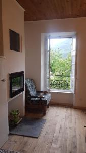 Gite de l'école的客厅配有椅子和窗户