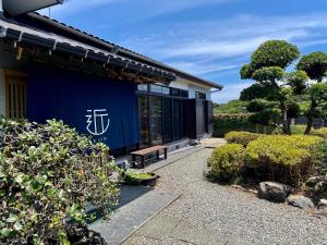 大岛島の宿 近 別邸〜縁〜的前面有长凳的蓝色房子