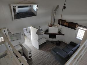卡斯泰尔达恰Casa cardillo tra mare e monti的客厅享有高空的景色,配有沙发和镜子