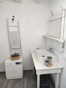 卡斯泰尔达恰Casa cardillo tra mare e monti的一间带水槽和镜子的浴室