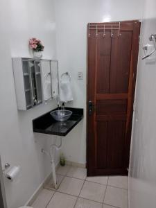 博阿维斯塔Meu Oca的一间带水槽和木门的浴室