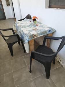 伊科德洛斯维诺斯Casita con vista a la montaña的桌子、两把椅子、一张桌子和一张桌子