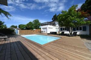 阿雷斯Villa Le Chêne Vert的后院设有游泳池和木甲板
