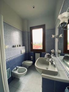 芬奇La Casina di Nonno Enzo的蓝色的浴室设有水槽和卫生间