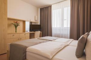 布尔诺维史塔酒店的酒店客房设有床和窗户。