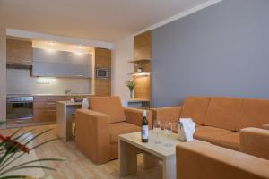 布尔诺维史塔酒店的客厅配有沙发和桌子