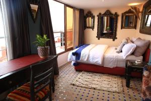杰迪代A Casa da mare的一间卧室配有一张床、一张书桌和一个窗户。
