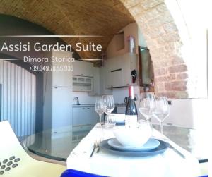 阿西西Assisi Garden Suite的酒杯桌子和碗
