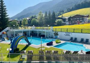 萨尔巴赫Wellness- und Familienhotel Egger的一个带滑梯的游泳池和一个水上公园