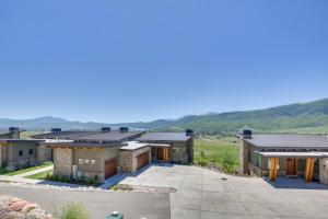 EdenPowder Mountain Home with Private Hot Tub and Views!的享有建筑的空中景观,以群山为背景