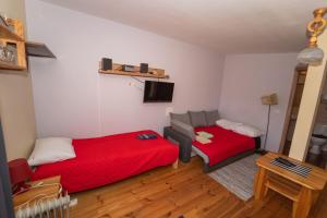 韦特利纳Biesy2的小房间设有两张床和电视