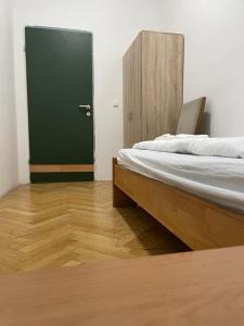 维也纳easybook-in的一间卧室设有一张床和一个绿门